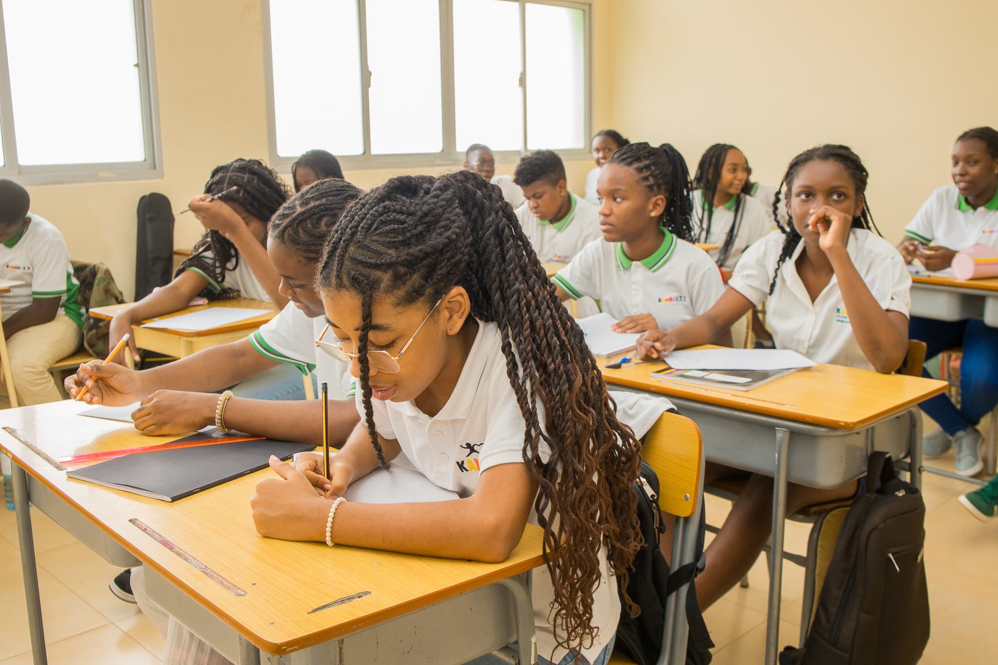 Alunos em ambiente de aprendizagem no Colégio Kambas